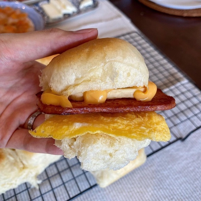 Nàng dâu tỷ phú tăng thanh hà làm bánh mì dép tông lạ lẫm chồng đại gia có động thái đáng yêu - 11