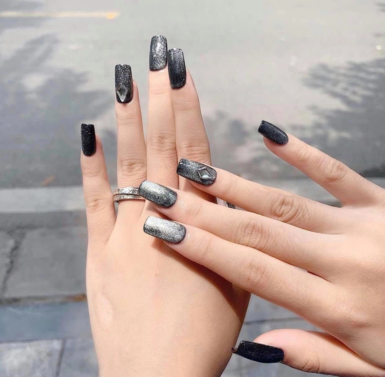 Nàng tự tin toả sáng thu hút mọi ánh nhìn với những mẫu nail mắt mèo kiêu sa độc đáo - 7