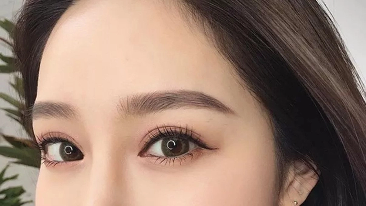 Nàng xinh xắn thêm phần cuốn hút tự tin nhờ những cách vẽ chân mày bằng bút chì đơn giản - 1