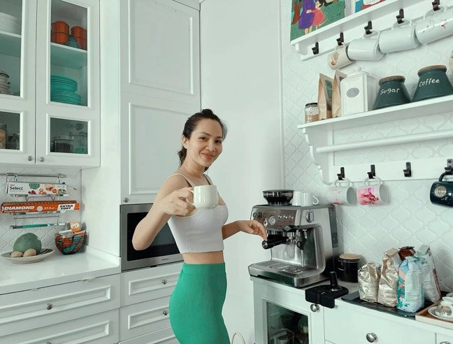Nấu ăn cho chồng bà xã hoàng bách tranh thủ mặc đồ bó sát khoe đường cong đẹp mắt - 2