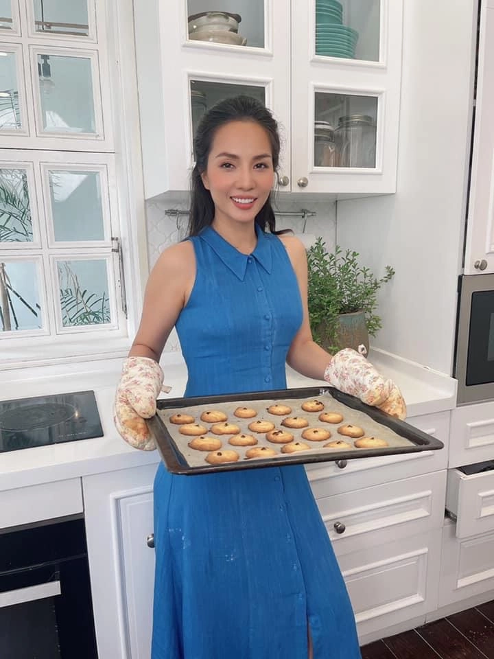 Nấu ăn cho chồng bà xã hoàng bách tranh thủ mặc đồ bó sát khoe đường cong đẹp mắt - 4