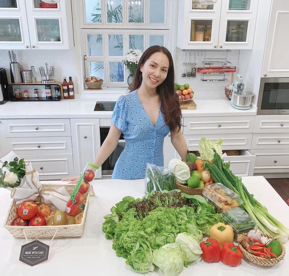 Nấu ăn cho chồng bà xã hoàng bách tranh thủ mặc đồ bó sát khoe đường cong đẹp mắt - 6