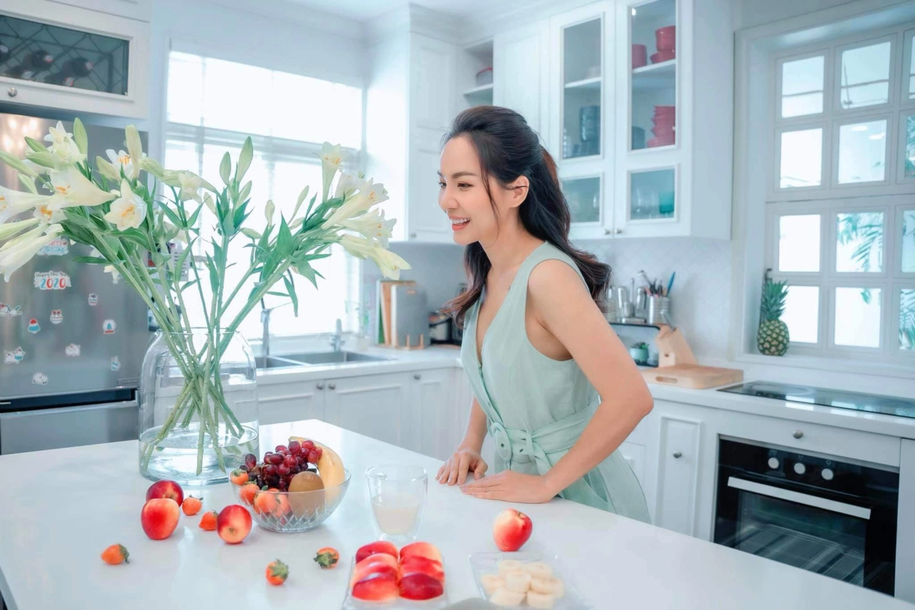 Nấu ăn cho chồng bà xã hoàng bách tranh thủ mặc đồ bó sát khoe đường cong đẹp mắt - 7