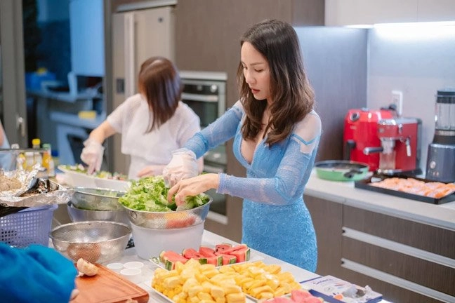 Nấu ăn cho chồng bà xã hoàng bách tranh thủ mặc đồ bó sát khoe đường cong đẹp mắt - 8