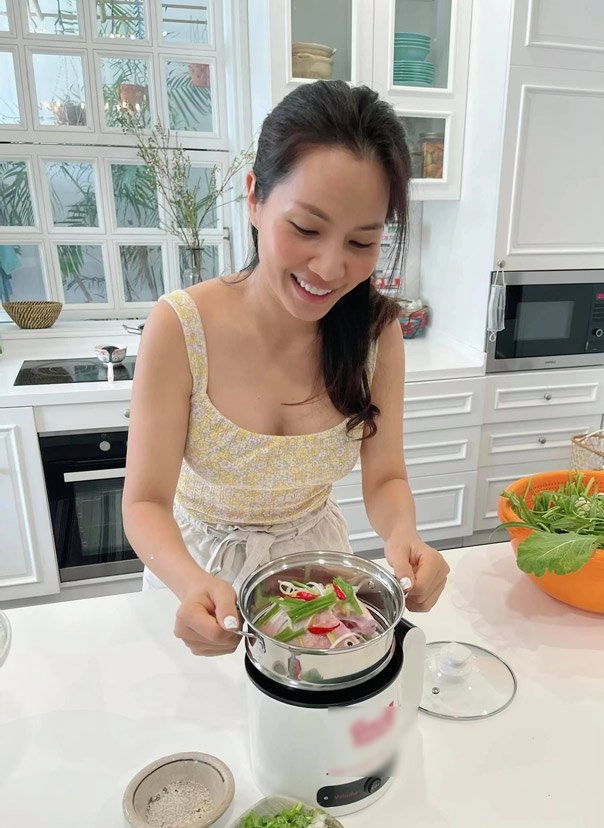 Nấu ăn cho chồng bà xã hoàng bách tranh thủ mặc đồ bó sát khoe đường cong đẹp mắt - 9