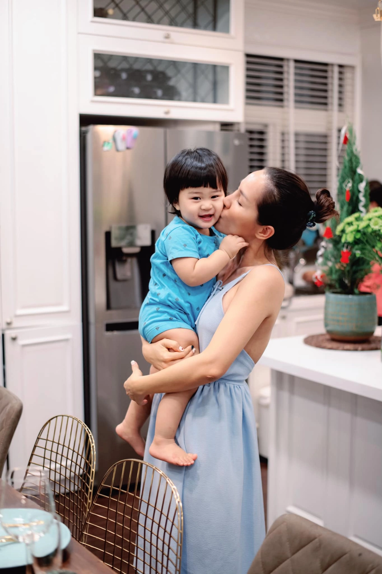Nấu ăn cho chồng bà xã hoàng bách tranh thủ mặc đồ bó sát khoe đường cong đẹp mắt - 10