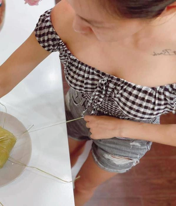 Nấu ăn cho chồng bà xã hoàng bách tranh thủ mặc đồ bó sát khoe đường cong đẹp mắt - 11