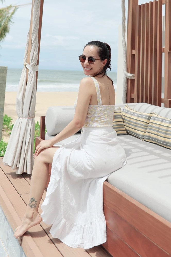 Nấu ăn cho chồng bà xã hoàng bách tranh thủ mặc đồ bó sát khoe đường cong đẹp mắt - 20