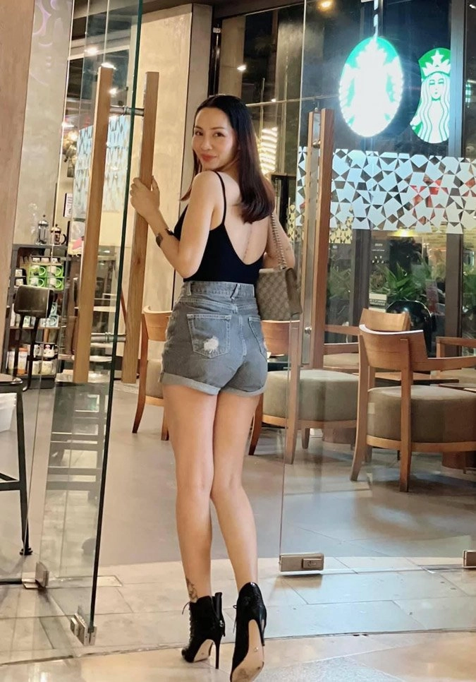 Nấu ăn cho chồng bà xã hoàng bách tranh thủ mặc đồ bó sát khoe đường cong đẹp mắt - 25