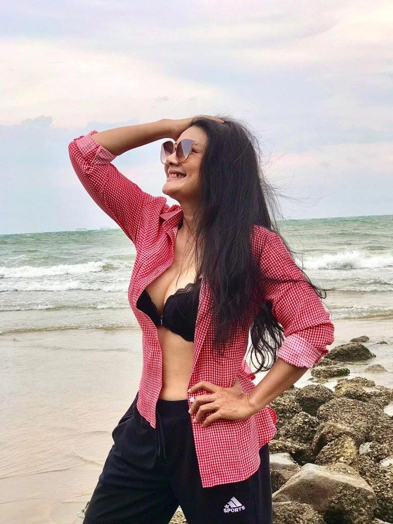 Ngấp nghé tuổi ngũ tuần nữ hoàng cảnh nóng diện áo tắm khoe nét nở nang bị bình luận khiếm nhã - 8