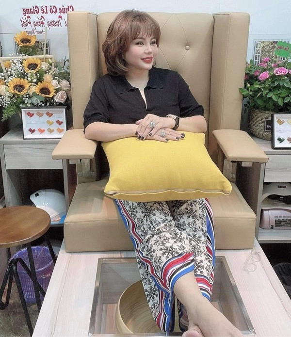 Ngày càng tre đep nu hoàng tham my vbiz khoe chiec cam nhon khó nhận ra - 1
