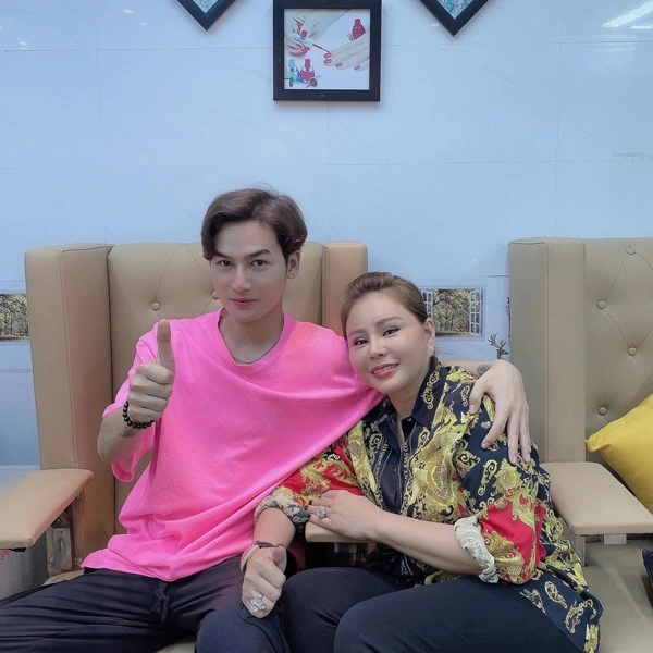 Ngày càng tre đep nu hoàng tham my vbiz khoe chiec cam nhon khó nhận ra - 4