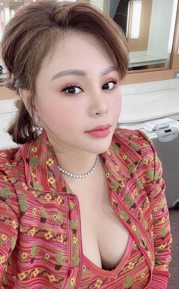 Ngày càng tre đep nu hoàng tham my vbiz khoe chiec cam nhon khó nhận ra - 6