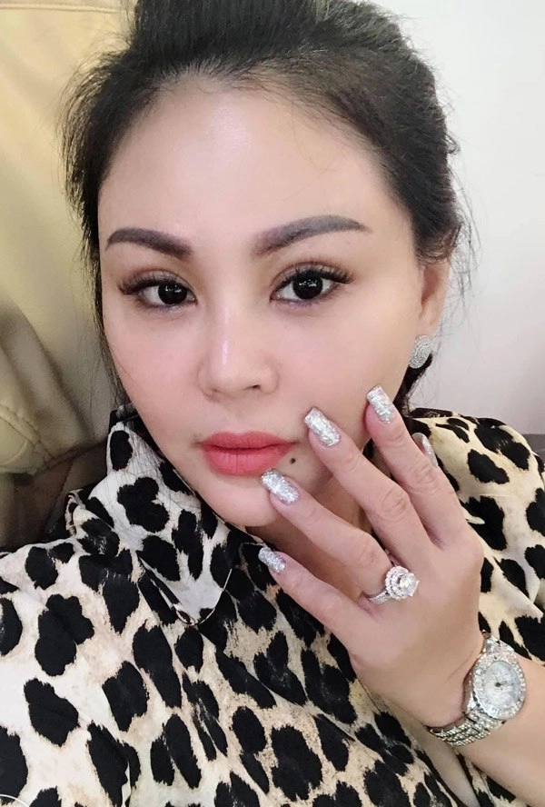 Ngày càng tre đep nu hoàng tham my vbiz khoe chiec cam nhon khó nhận ra - 8