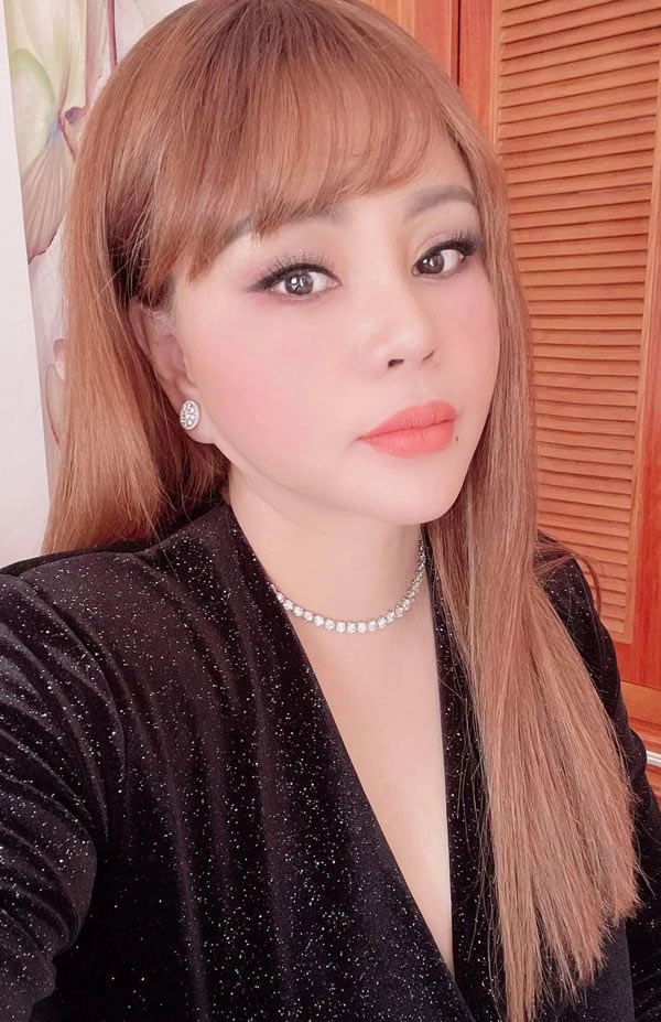 Ngày càng tre đep nu hoàng tham my vbiz khoe chiec cam nhon khó nhận ra - 10