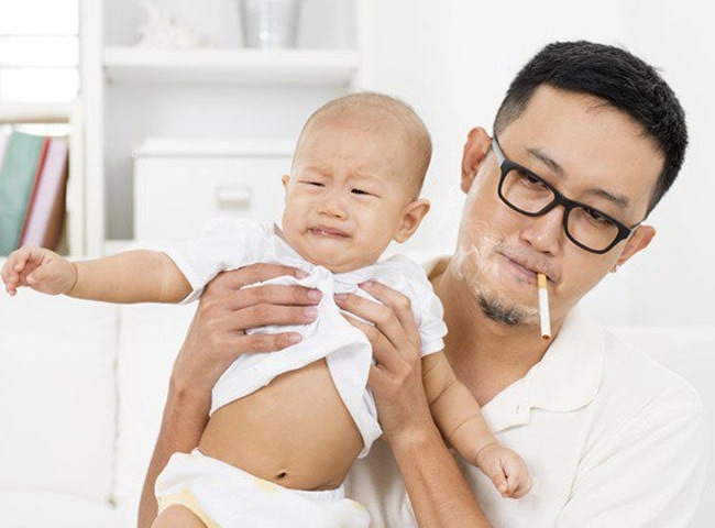 Ngày tết tiếp xúc nhiều người mẹ lưu ý tuyệt đối không để 4 kiểu người này bế con - 2