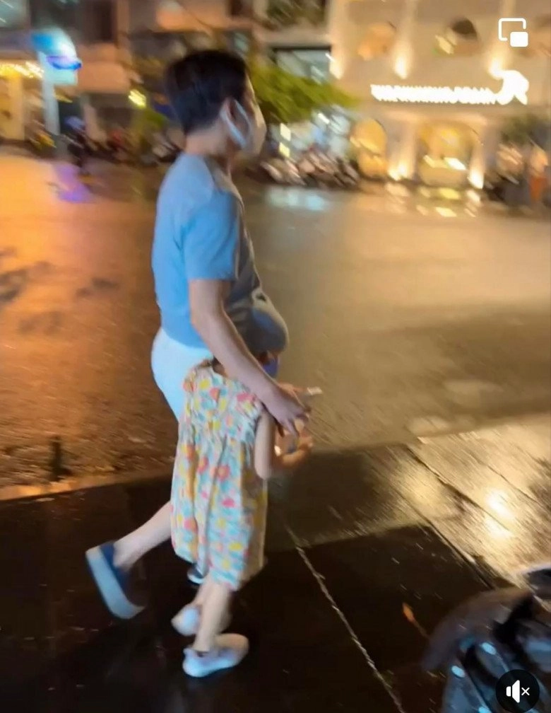 Ngoài 50 có thêm con gái chồng đại gia phan như thảo vén áo che mưa cho con tình cảm - 1