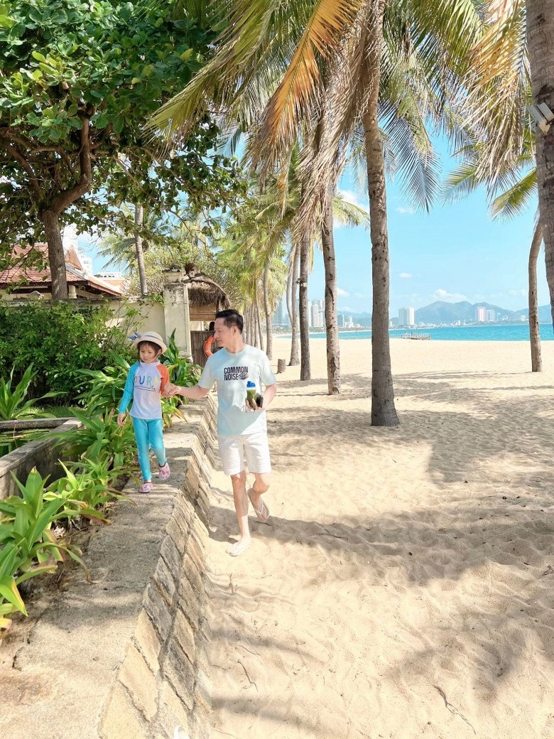 Ngoài 50 có thêm con gái chồng đại gia phan như thảo vén áo che mưa cho con tình cảm - 4