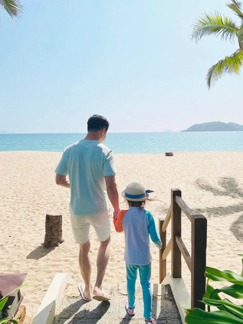 Ngoài 50 có thêm con gái chồng đại gia phan như thảo vén áo che mưa cho con tình cảm - 6