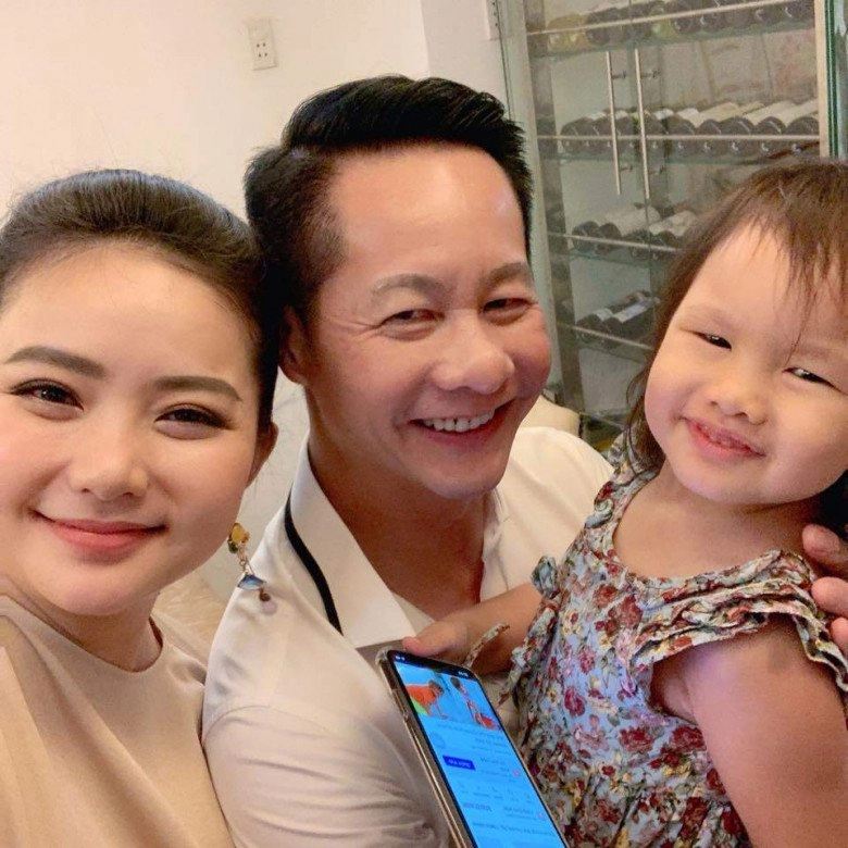 Ngoài 50 có thêm con gái chồng đại gia phan như thảo vén áo che mưa cho con tình cảm - 7