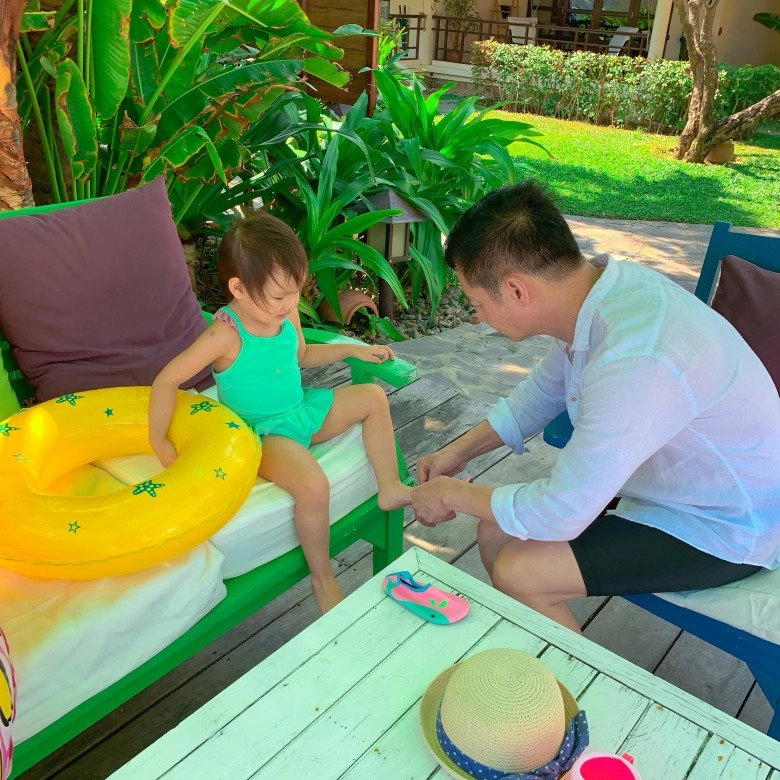 Ngoài 50 có thêm con gái chồng đại gia phan như thảo vén áo che mưa cho con tình cảm - 9