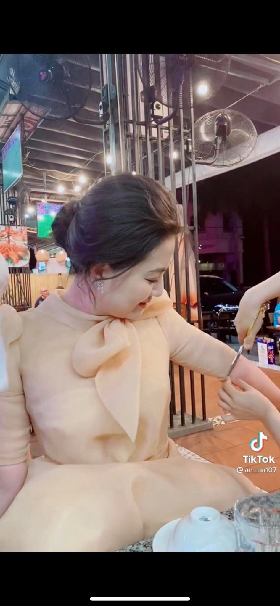Ngọc lan chật vật vì bé mỡ không cởi nổi váy vì mập ntk phải cắt váy giải cứu - 3