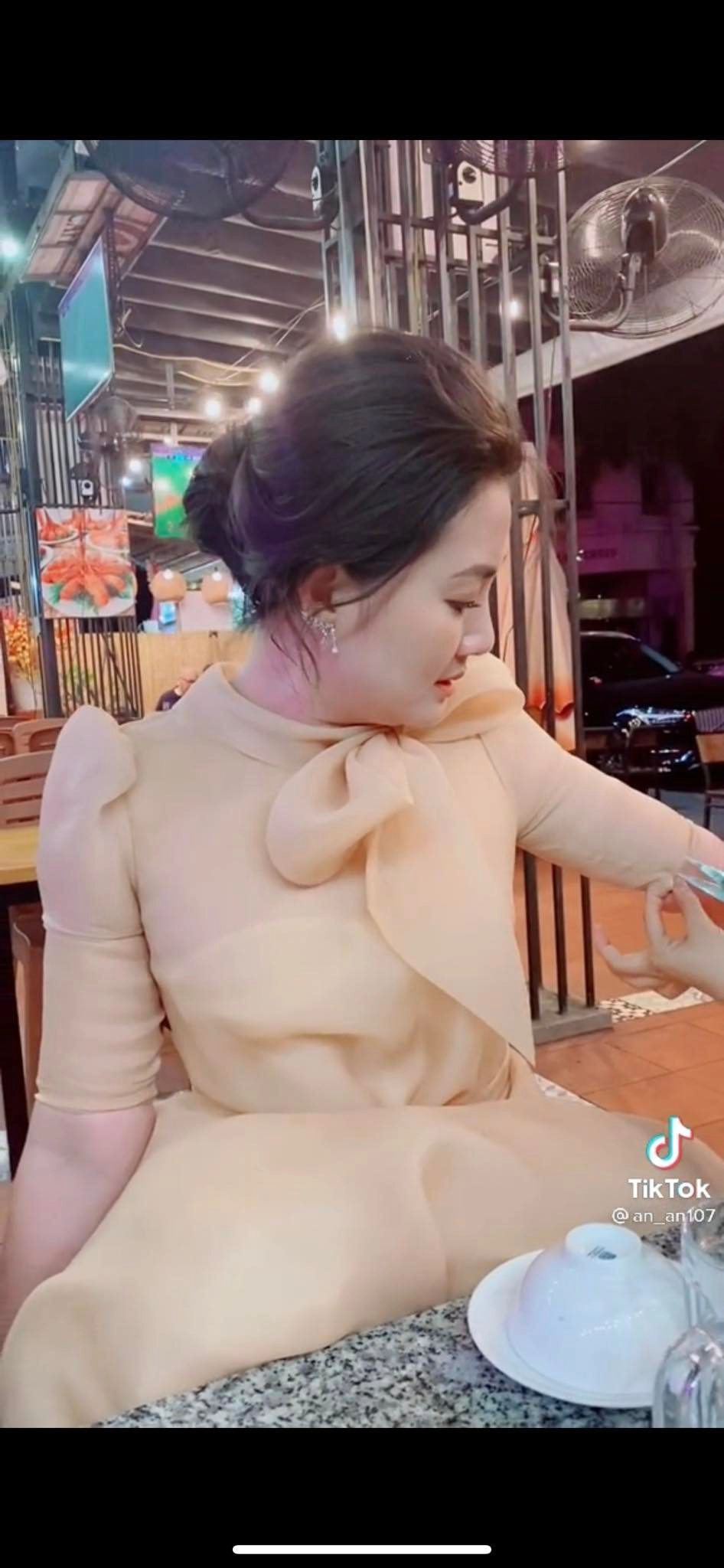 Ngọc lan chật vật vì bé mỡ không cởi nổi váy vì mập ntk phải cắt váy giải cứu - 4