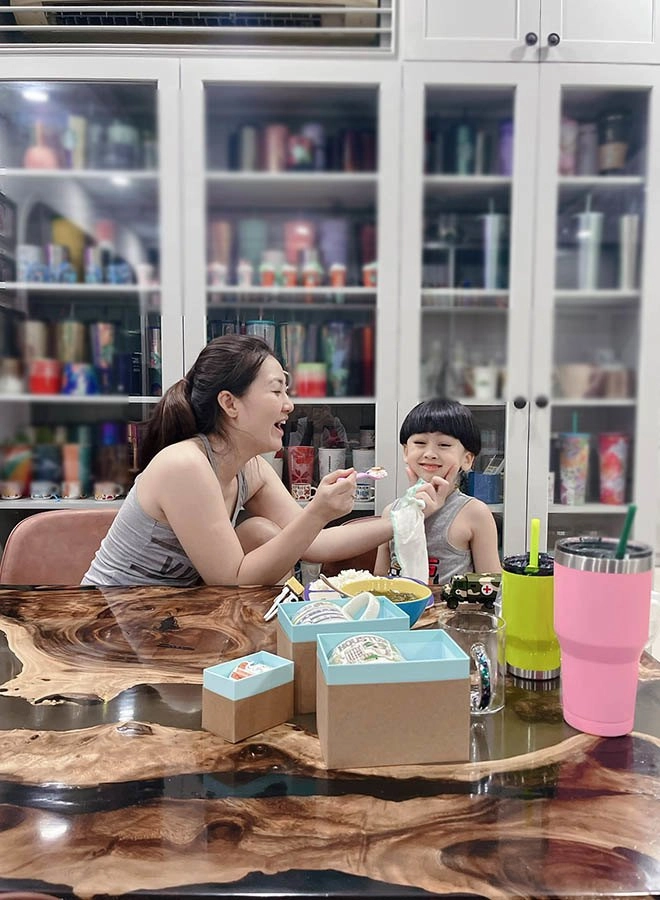 Ngọc lan ôm hôn con trai ở trần bị nói con hư tại mẹ nhưng ai cũng đồng cảm - 1