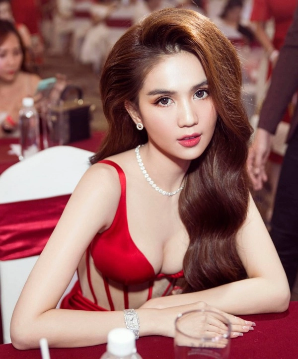Ngọc trinh bị đồn phẫu thuật cắt mí nhưng so sánh ảnh thời bé mới thấy sai - 13