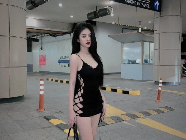 Ngọc trinh chơi trội diện đồ khoét ngang hông đi cao gót trổ tài xoạc chân trên không - 12