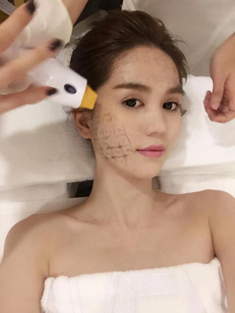 Ngọc trinh diện đầm dạ hội cắt khoét bạo vòng 3 trắng nõn ẩn hiện trước gần 6 triệu fan - 7