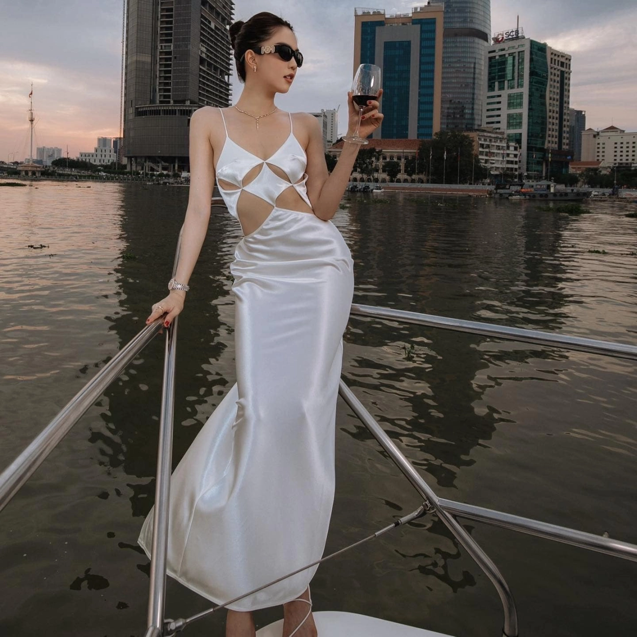 Ngọc trinh diện đồ cắt khoét ngắm đã mê nhìn sang thanh hằng còn choáng váng hơn - 2