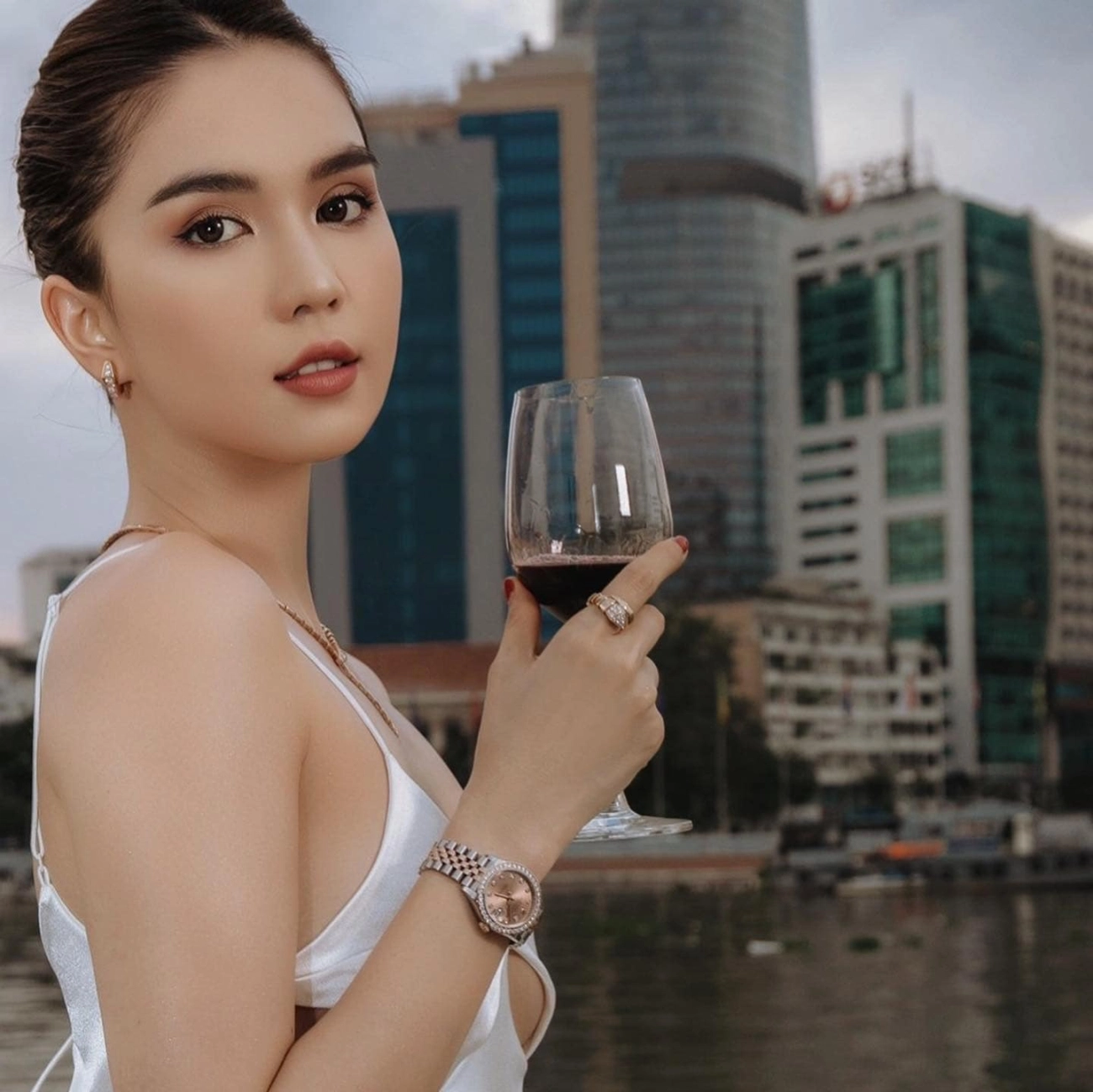 Ngọc trinh diện đồ cắt khoét ngắm đã mê nhìn sang thanh hằng còn choáng váng hơn - 3