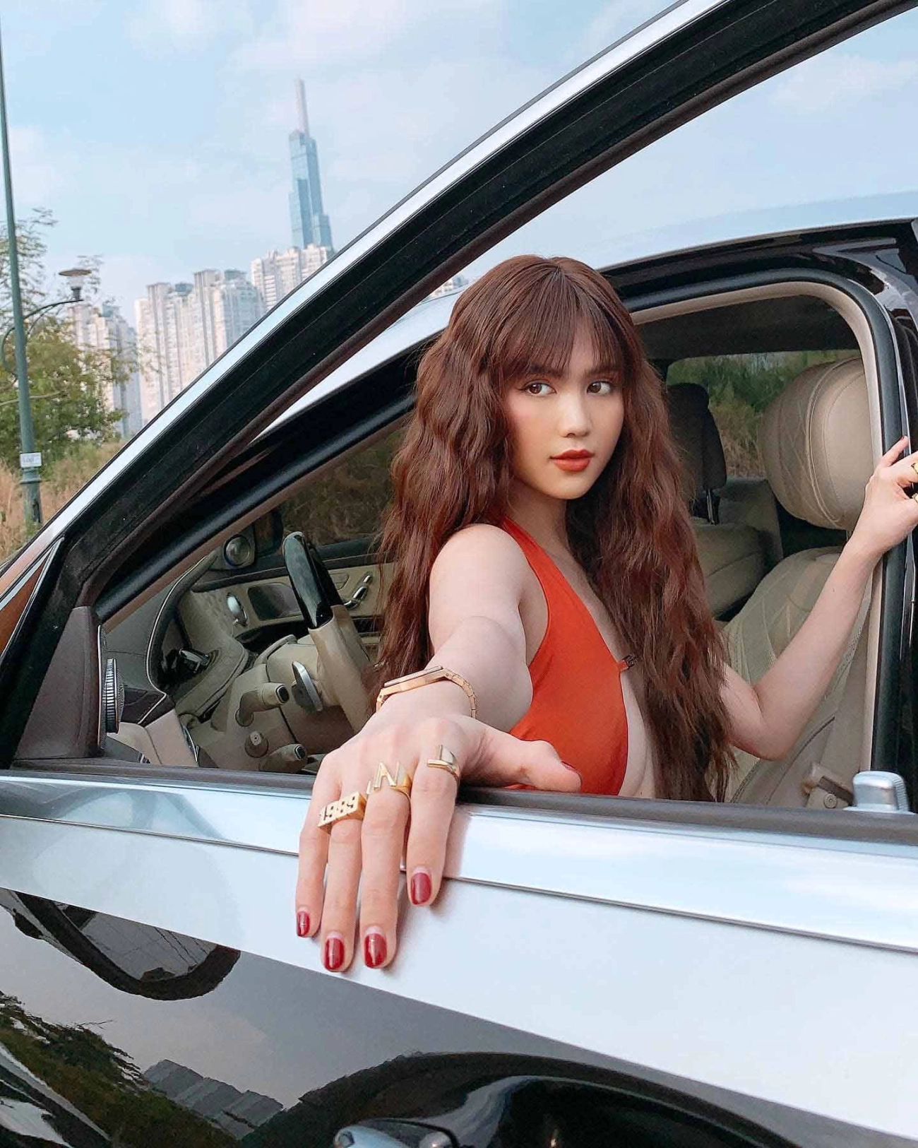 Ngọc trinh mặc váy đầm mở toang khoe eo bé tí nhưng xương sườn biểu tình thấy rõ - 1