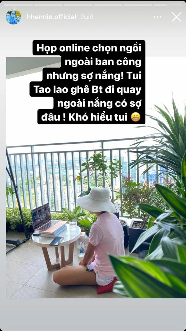 Ngôi sao nào họp online cũng mặc đồ lộng lẫy hhen niê bình dân khác biệt - 2