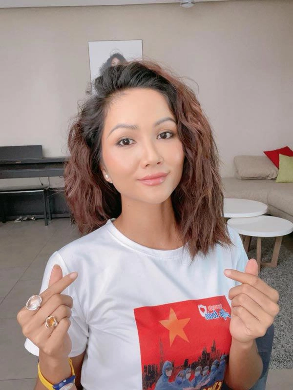 Ngôi sao nào họp online cũng mặc đồ lộng lẫy hhen niê bình dân khác biệt - 3