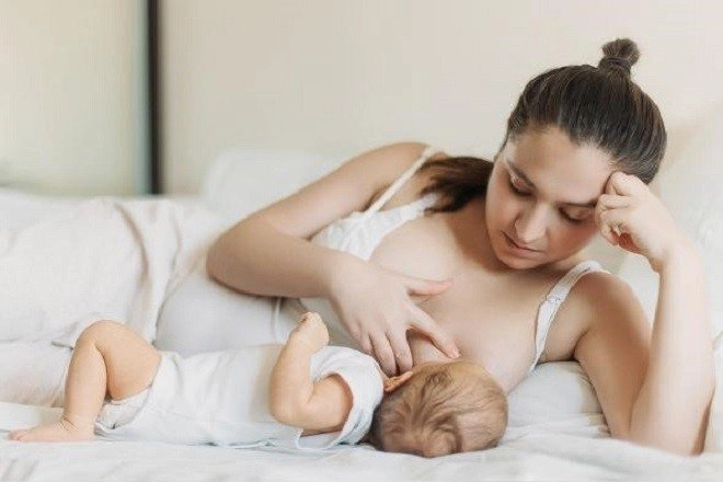 Ngực trần cho con bú tư thế lạ mẹ bỉm được khen tuyệt đẹp có người lại thắc mắc - 3