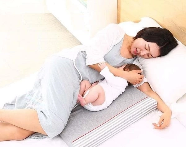 Ngực trần cho con bú tư thế lạ mẹ bỉm được khen tuyệt đẹp có người lại thắc mắc - 4
