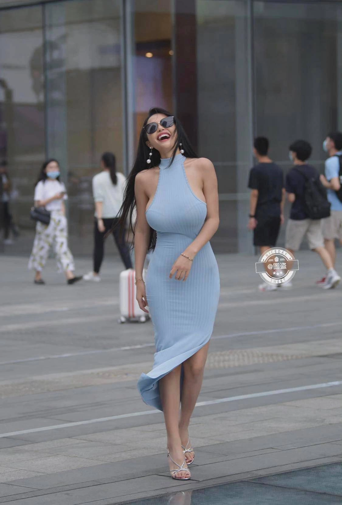 Người đẹp có vòng 1 ngoại cỡ mất điểm vì chiếc áo co giãn khi xuống phố - 4