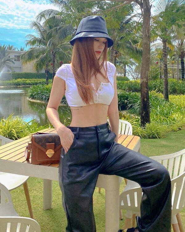 Người đẹp mét rưỡi diện váy hở trọn lưng trần đường cong nuột nà gây xao xuyến người nhìn - 2