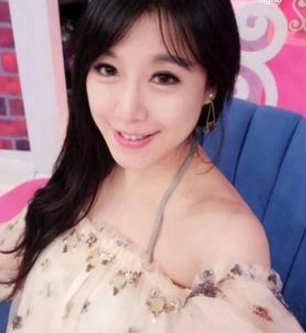 Người mẫu xe hơi nóng bỏng đang thay quần áo bị con gái livestream 130 nghìn người vào xem - 1