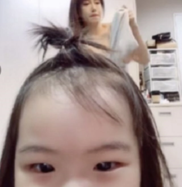 Người mẫu xe hơi nóng bỏng đang thay quần áo bị con gái livestream 130 nghìn người vào xem - 2