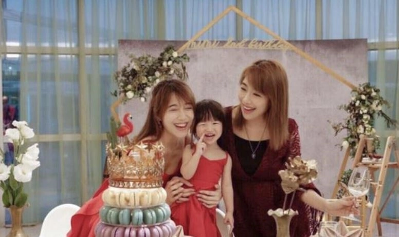 Người mẫu xe hơi nóng bỏng đang thay quần áo bị con gái livestream 130 nghìn người vào xem - 3