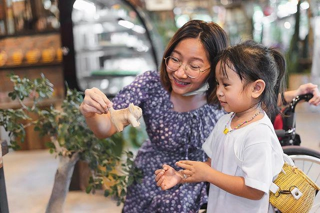 Người mẹ cụt chân oằn mình ôm con gái và câu chuyện khiến bao người rơi nước mắt - 8