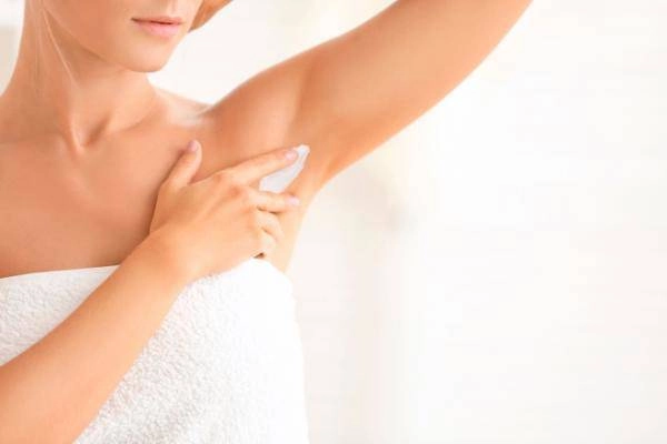 Người nổi tiếng làm gì để vùng da dưới cánh tay luôn trắng mịn đến thế - 8