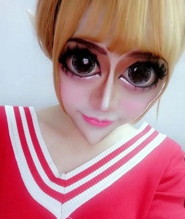 Người phụ nữ trẻ đẹp bỗng hoá phù thuỷ vì thẩm mỹ quá tay - 7