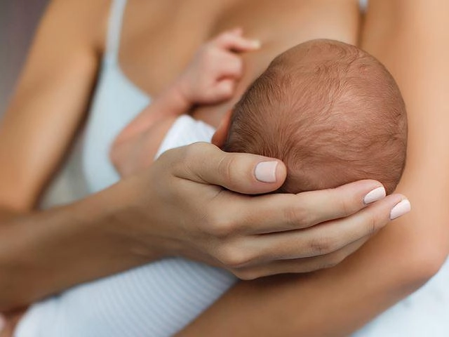 Nguyên nhân trẻ bị ra mồ hôi đầu nhiều khi ngủ và bú - 6