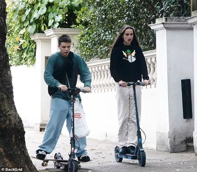 Nhà beckham gây tranh cãi dạy con con trai ngập ảnh nóng con gái lớn vẫn chạm môi bố - 11