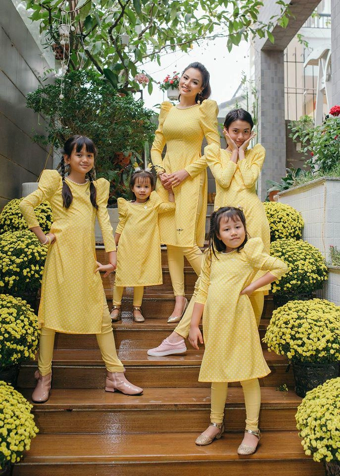 Nhà có 4 nàng công chúa siêu mẫu vũ thu phương chăm chút ăn mặc con chung con riêng vẫn đồng bộ - 9
