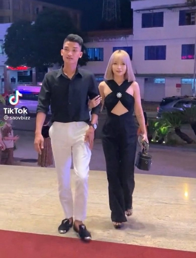 Nhã phương chạm mặt vợ mạc văn khoa trong cùng thiết kế khoe body mòn con mắt - 2